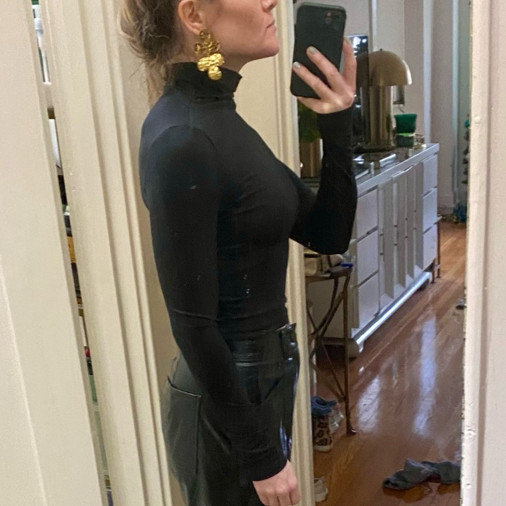 Black thin sleek Turtleneck Long Sleeve Top with cutout back - Picture 7 of 8